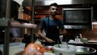 بالصور .. طعام لاجئ سوري ينافس أرقى المطاعم في اليونان