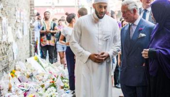 الأمير ويلز أثناء زيارته لموقع الهجوم