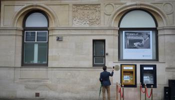 أول ماكينة صراف آلي تتحول إلى ذهب 