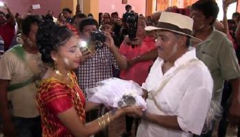 عمدة مدينة سان بيدرو مع التمساح