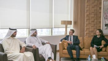 السفير الفرنسي خلال لقائه مسؤولي "هيئة أبوظبي للسياحة والثقافة"