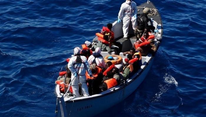 مهاجرون في قارب إنقاذ خلال عملية إنقاذ قامت بها البحرية الإيطالية