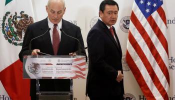  وزيرا الداخلية المكسيكي والأمريكي في مؤتمر مشترك