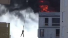 بالفيديو.. إنقاذ عامل بناء من حريق بطريقة مبتكرة
