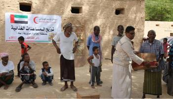 الهلال الأحمر الإماراتي يوزع مساعدات في حضرموت