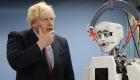 بالصور.. وزير خارجية بريطانيا يداعب أمهر روبوتات اليابان