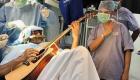 بالفيديو.. مريض هندي يعزف الجيتار أثناء خضوعه لجراحة بالمخ