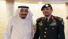 العاهل السعودي يقلد رئيس الحرس الملكي رتبة "فريق أول"