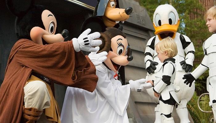 طفل صغير من معجبي فيلم "ستار وورز"