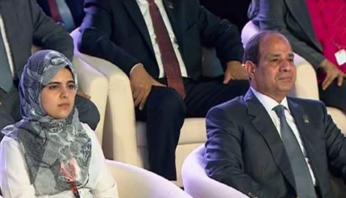 السيسي وبجواره الطالبة مريم فتح الباب