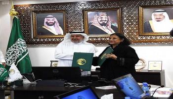 الدكتور عبد العزيز الربيعة يوقع على المشروع مع ممثلة اليونسيف