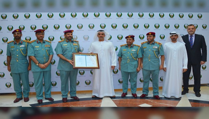 سيف بن زايد يطلع على شهادة "آيزو"
