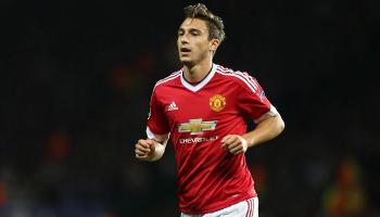 بايرن وبرشلونة يتنافسان على مدافع يونايتد