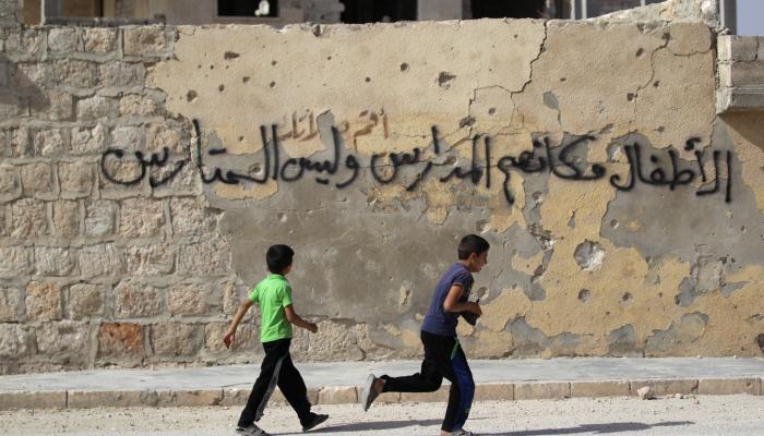 طفلان في أحد شوارع مدينة في محافظة إدلب