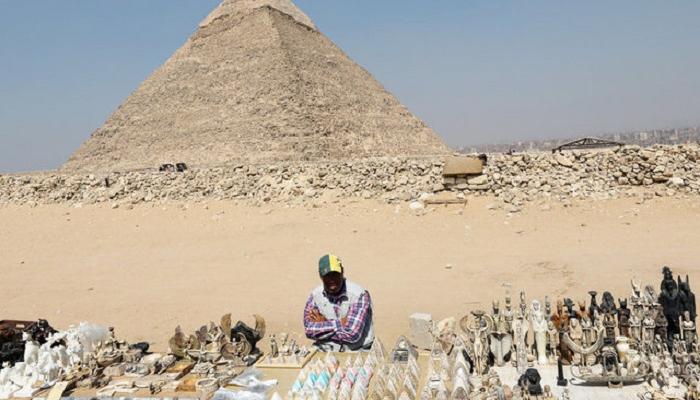 يبيع التماثيل المقلدة قرب منطقة الأهرامات