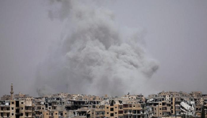 سحب الدخان تتصاعد في سماء الرقة- أرشيفية