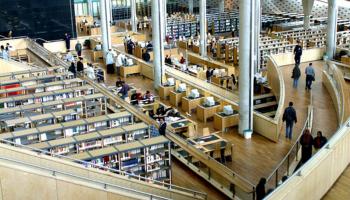إحدى قاعات مكتبة الإسكندرية