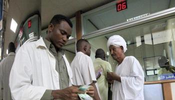 متعاملون في مصرف سوداني - أرشيف