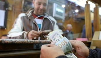 مصري يبدل دولارات - أرشيف
