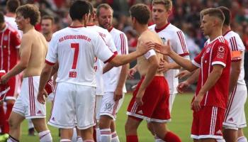 كيميش يصافح أحد لاعبي فريق الجماهير