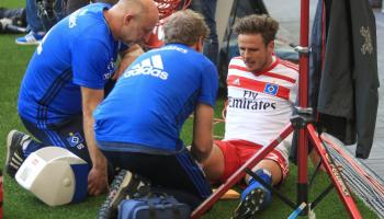 نيكولاي مولر يتلقى العلاج بعد الاحتفال