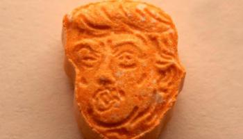 حبوب مخدرة على هيئة وجه 