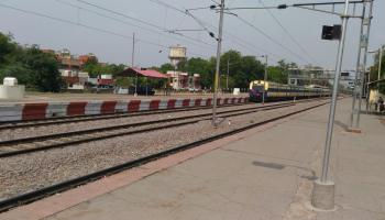 شابة هندية تقفز من القطار هربا من التحرش