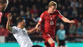 تألق أوزيل مع ألمانيا يجلب النقد لفينجر