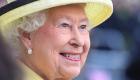 ملكة بريطانيا تهدي طفلة بجعة "ملكية" 