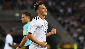 مسعود أوزيل يحتفل بهدفه