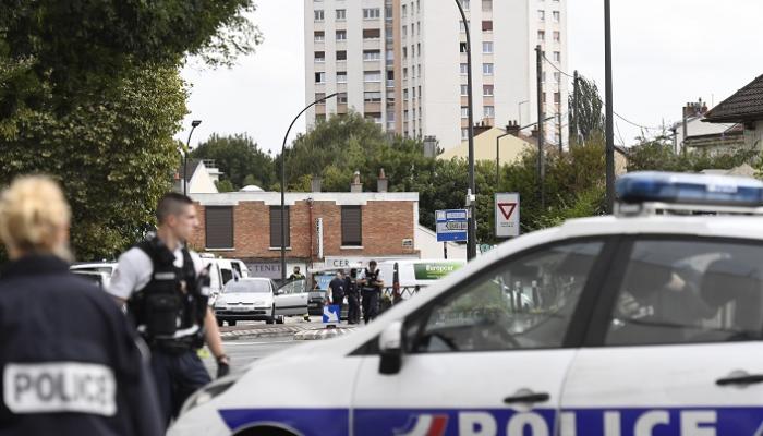 الشرطة الفرنسية خلال مداهمة موقع المعمل في باريس - أ. ف. ب