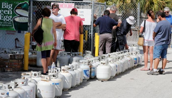 سكان فلوريدا يستبقون وصول إرما بطوابير قوارير الغاز