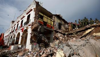 جنود يرفعون حطام منزل دمره الزلزال