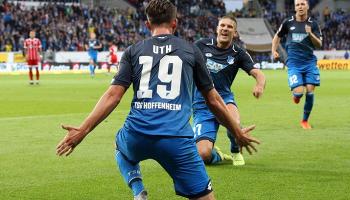 مارك أوث يحتفل بأحد هدفيه