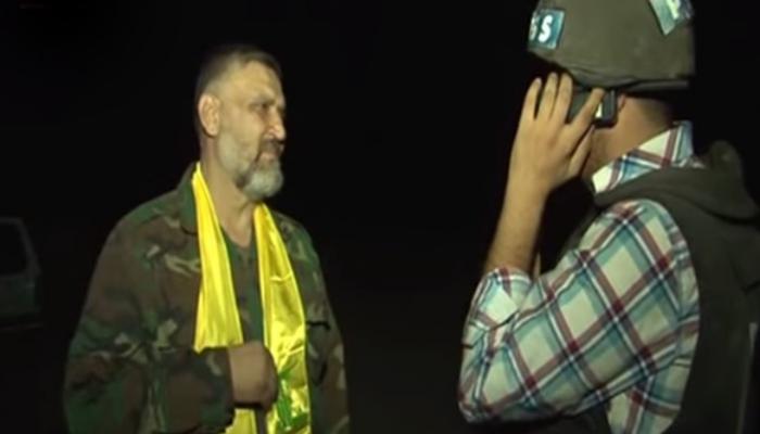 القيادي في مليشيا حزب الله كاشفا عن هويته بسوريا لأول مرة
