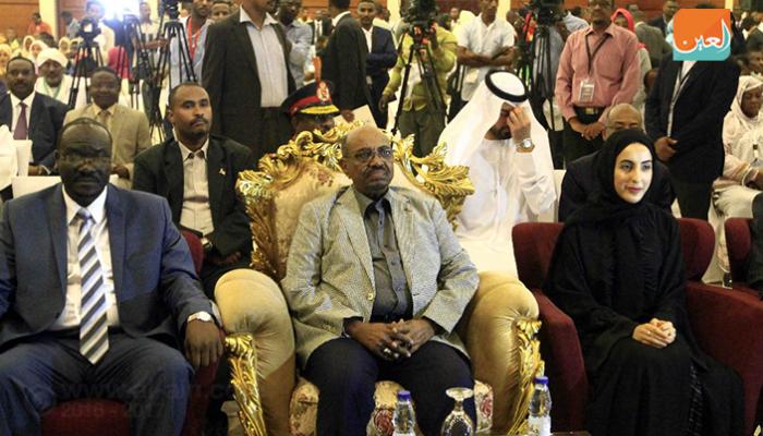 البشير والمزروعي خلال افتتاح المنتدى