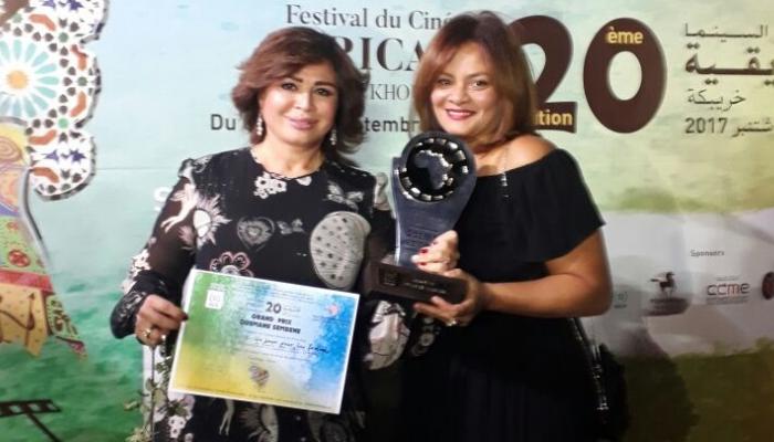 إلهام شاهين وكاملة أبوذكري تحملان الجائزة