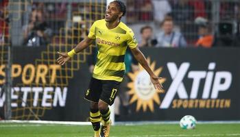 أوباميانج يحتفل بالتسجيل في كولن