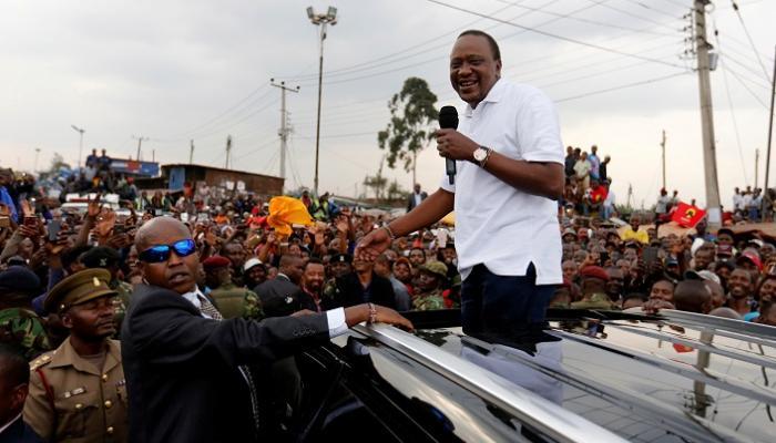 الرئيس الكيني كينياتا بين أنصاره في العاصمة نيروبي - رويترز