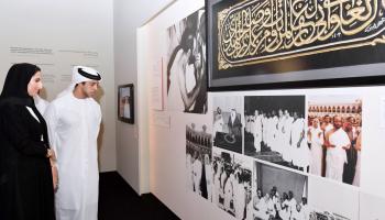 الشيخ منصور بن زايد مفتتحاً معرض 
