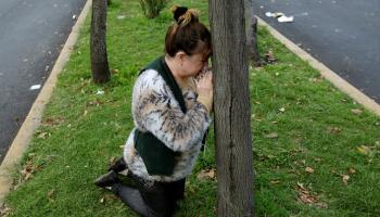 سيدة جلست فى الأرض خوفا من الزلزال - رويترز