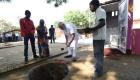 بالصور.. رئيس وزراء الهند يشارك في بناء مشروع للصرف الصحي