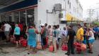بالصور.. سكان بويرتوريكو يصطفون للحصول على الوقود