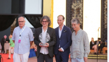 زياد دويري يتسلم الجائزة