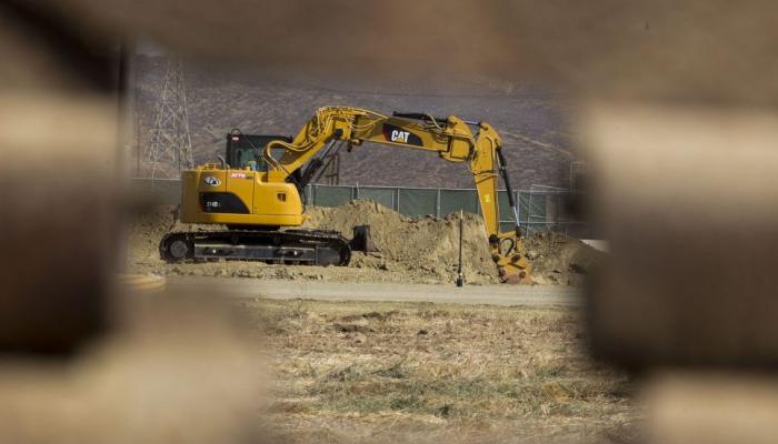أمريكا تبدأ بناء نماذج للجدار الحدودي مع المكسيك