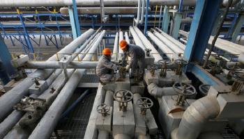 عمال صمام أنبوب في مصفاة بالصين