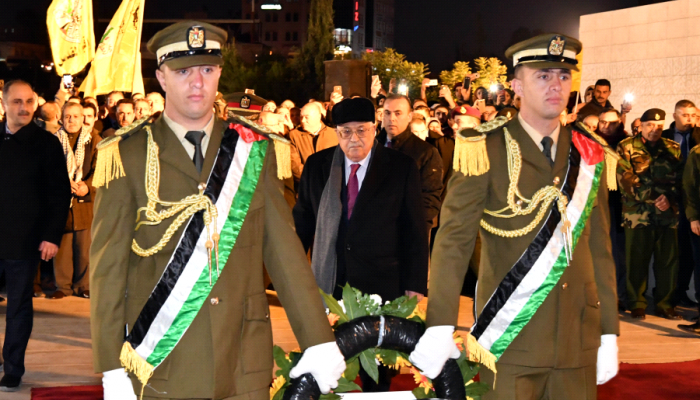 الرئيس الفلسطيني محمود عباس وضع إكليلا من الزهور على ضريح عرفات