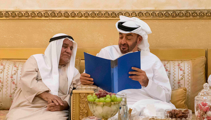 الشيخ محمد بن زايد يزور موسى السيد عبدالرحيم الهاشمي بمنزله