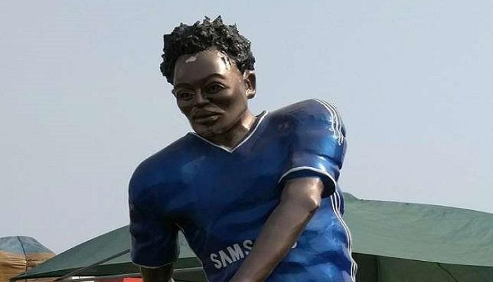 تمثال مايكل إيسيان في غانا
