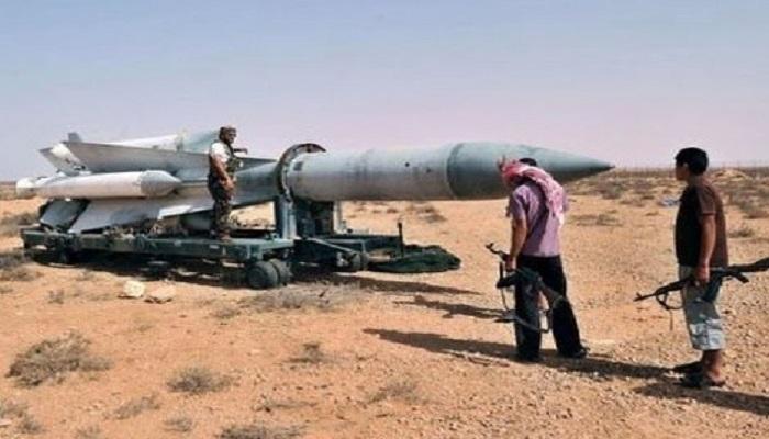 أفراد من مليشيا الحوثي الانقلابية حول صاروخ إيراني